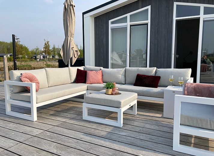 Eetkamer van Vakantiehuis Ruisweg 12, Wemeldinge, Zeeland, met stijlvolle eettafel en hanglampen, ideaal voor familiediners.