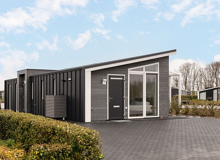 Elegante slaapkamer in Vakantiehuis Ruisweg 12, Wemeldinge, Zuid-Beveland, met tweepersoonsbed en moderne opbergruimte.