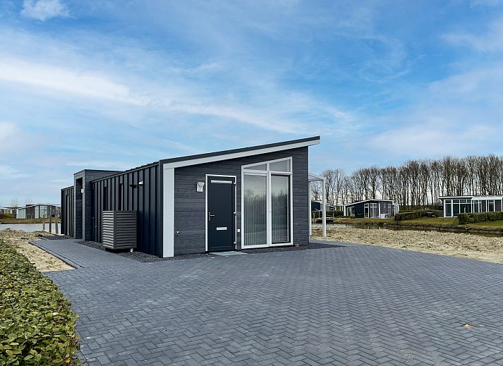Elegante slaapkamer in Vakantiehuis Ruisweg 12, Wemeldinge, Zuid-Beveland, met tweepersoonsbed en moderne opbergruimte.