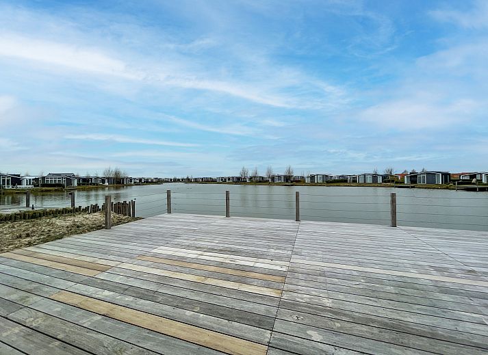 Elegante slaapkamer in Vakantiehuis Ruisweg 12, Wemeldinge, Zuid-Beveland, met tweepersoonsbed en moderne opbergruimte.