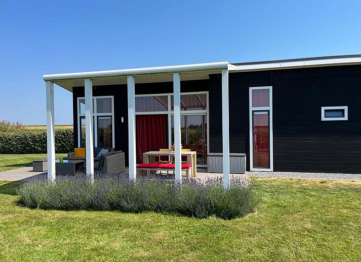 Veranda des Ferienhauses Waterresort Oosterschelde Haus Nr. 51 in Wemeldinge, Sued-Beveland, mit Blick auf gruene Felder.