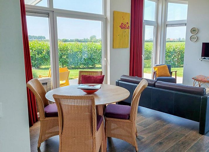 Veranda des Ferienhauses Waterresort Oosterschelde Haus Nr. 51 in Wemeldinge, Sued-Beveland, mit Blick auf gruene Felder.