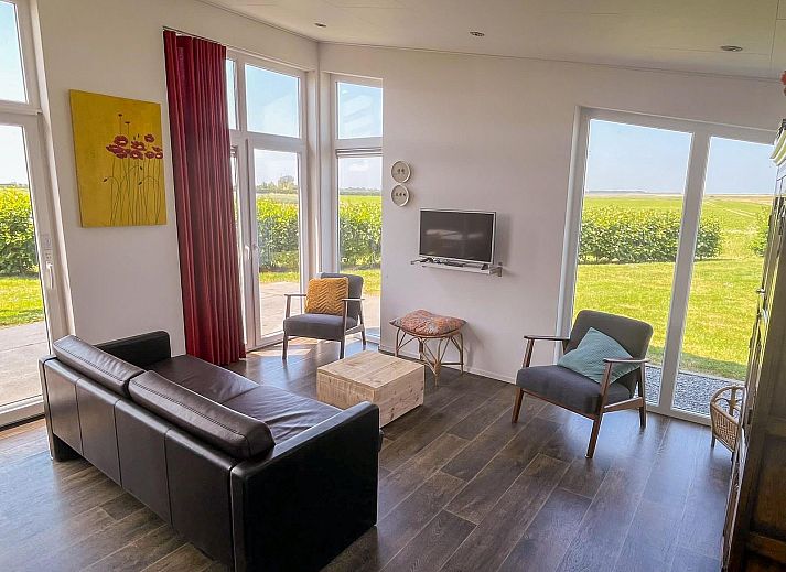 Veranda des Ferienhauses Waterresort Oosterschelde Haus Nr. 51 in Wemeldinge, Sued-Beveland, mit Blick auf gruene Felder.