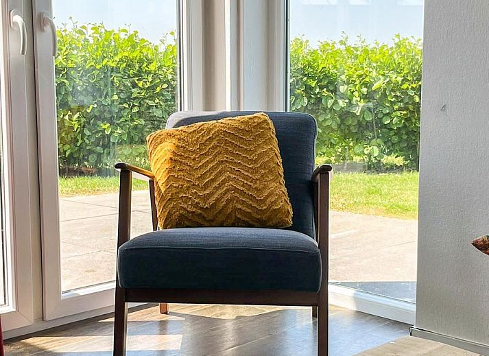 Veranda des Ferienhauses Waterresort Oosterschelde Haus Nr. 51 in Wemeldinge, Sued-Beveland, mit Blick auf gruene Felder.