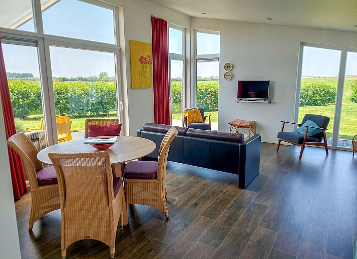 Innenansicht des Ferienhauses Waterresort Oosterschelde Haus Nr. 51, helles Esszimmer mit Blick auf den Garten in Wemeldinge, Zeeland.