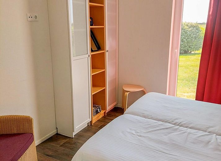 Innenansicht des Ferienhauses Waterresort Oosterschelde Haus Nr. 51, helles Esszimmer mit Blick auf den Garten in Wemeldinge, Zeeland.