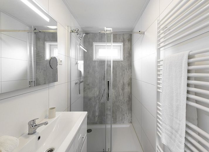 Helles Wohnzimmer im Ferienhaus Waterresort Oosterschelde Haus Nr. 51, mit Panoramablick auf die Natur in Sued-Beveland.