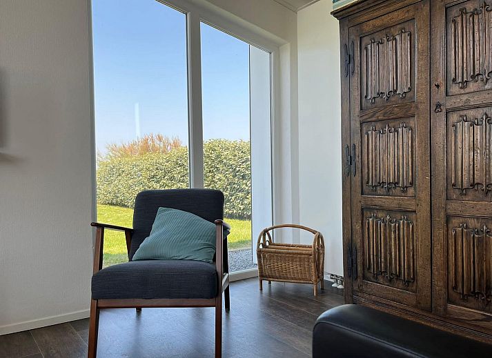 Helles Wohnzimmer im Ferienhaus Waterresort Oosterschelde Haus Nr. 51, mit Panoramablick auf die Natur in Sued-Beveland.