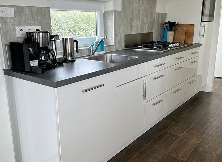 Helles Wohnzimmer im Ferienhaus Waterresort Oosterschelde Haus Nr. 51, mit Panoramablick auf die Natur in Sued-Beveland.