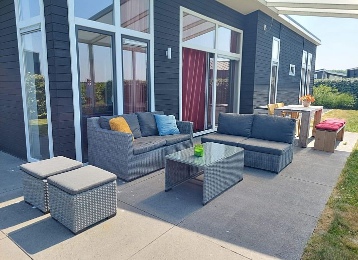 Helles Wohnzimmer im Ferienhaus Waterresort Oosterschelde Haus Nr. 51, mit Panoramablick auf die Natur in Sued-Beveland.