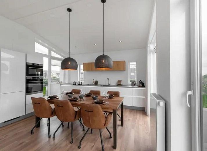 Ferienhaus Waterresort Oosterschelde Haus Nr. 55 in Wemeldinge, Zuid-Beveland, mit moderner Architektur und gruener Umgebung.