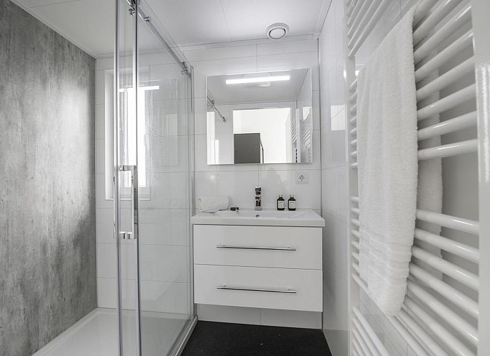 Terrasse des Ferienhauses Waterresort Oosterschelde Haus Nr. 55 in Wemeldinge, Zuid-Beveland, mit Blick auf die Natur.