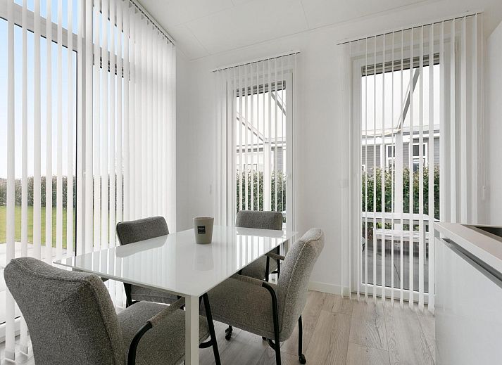 Stijlvolle woonkamer van Vakantiehuis Waterresort Oosterschelde - huisnr. 56 in Wemeldinge, Zuid-Beveland. Comfortabele inrichting.