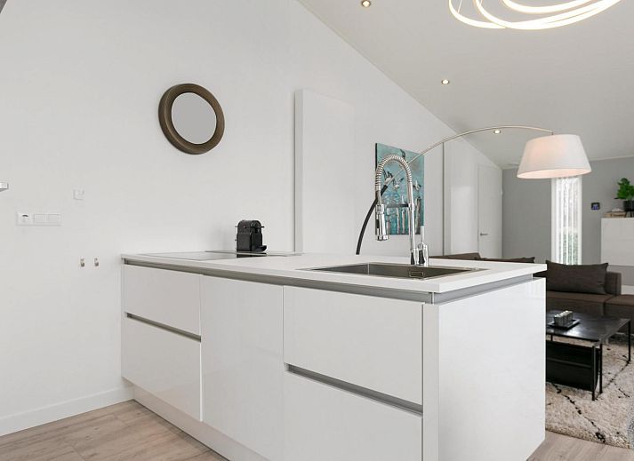 Stijlvolle woonkamer van Vakantiehuis Waterresort Oosterschelde - huisnr. 56 in Wemeldinge, Zuid-Beveland. Comfortabele inrichting.