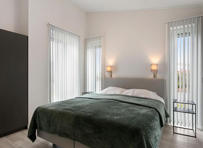 Gezellige zithoek in Vakantiehuis Waterresort Oosterschelde - huisnr. 56, gelegen in Wemeldinge, Zeeland. Moderne en knusse sfeer.