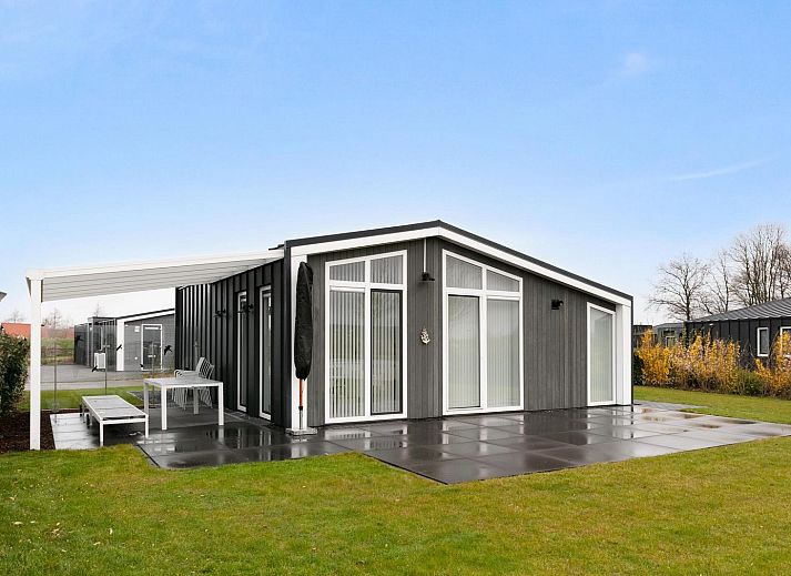 Gezellige zithoek in Vakantiehuis Waterresort Oosterschelde - huisnr. 56, gelegen in Wemeldinge, Zeeland. Moderne en knusse sfeer.