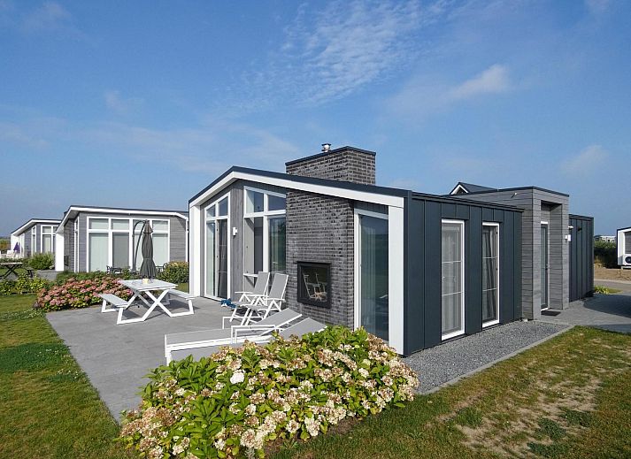 Ferienhaus Waterresort Oosterschelde Haus Nr. 13 in Wemeldinge mit moderner Veranda und gruenem Garten in Zeeland.