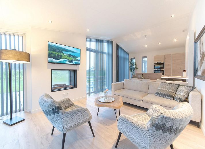 Ferienhaus Waterresort Oosterschelde Haus Nr. 13 in Wemeldinge mit moderner Veranda und gruenem Garten in Zeeland.