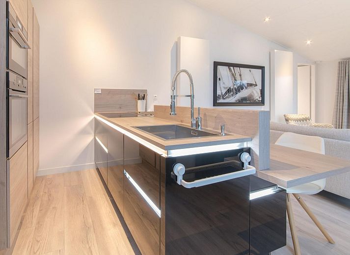 Ferienhaus Waterresort Oosterschelde Haus Nr. 13 in Wemeldinge mit moderner Veranda und gruenem Garten in Zeeland.