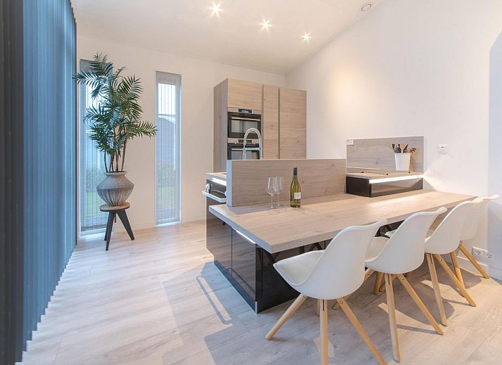 Gemuetliches Wohnzimmer des Ferienhauses Waterresort Oosterschelde Haus Nr. 13 in Wemeldinge mit stilvollen Moebeln.