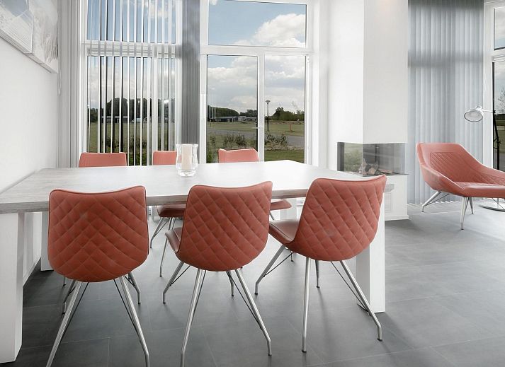 Ferienhaus Waterresort Oosterschelde Haus Nr. 69 in Wemeldinge, mit einer Terrasse und einem gruenen Garten in Zuid-Beveland, Zeeland.