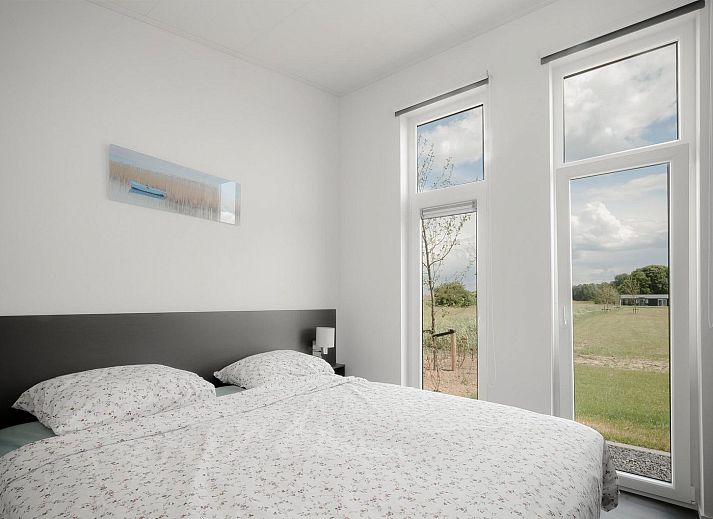 Ferienhaus Waterresort Oosterschelde Haus Nr. 69 in Wemeldinge, mit einer Terrasse und einem gruenen Garten in Zuid-Beveland, Zeeland.