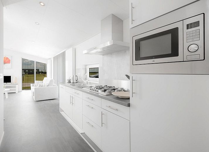 Ferienhaus Waterresort Oosterschelde Haus Nr. 69 in Wemeldinge, mit einer Terrasse und einem gruenen Garten in Zuid-Beveland, Zeeland.