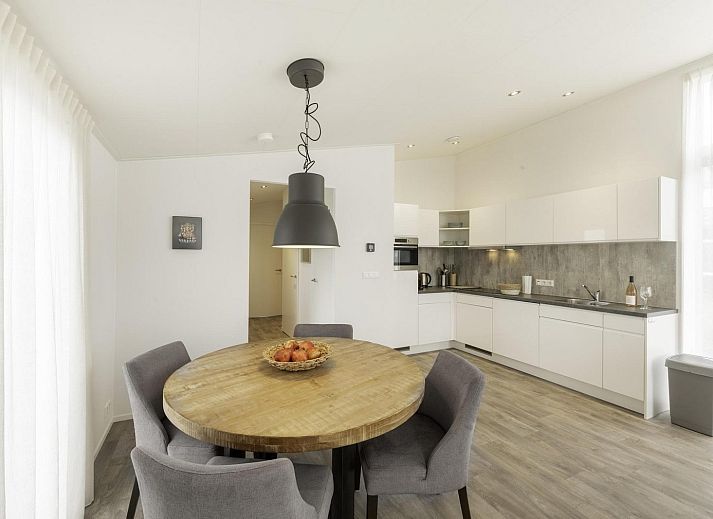 Vakantiehuis Waterresort Oosterschelde huisnr. 85 in Wemeldinge, omgeven door groene heggen en bloeiende bomen.