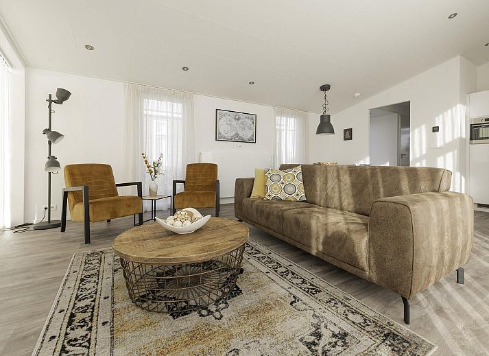 Terras met eettafel bij Vakantiehuis Waterresort Oosterschelde huisnr. 85 in Wemeldinge, Zuid-Beveland, omringd door natuur.