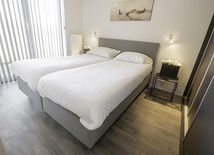 Terras met eettafel bij Vakantiehuis Waterresort Oosterschelde huisnr. 85 in Wemeldinge, Zuid-Beveland, omringd door natuur.