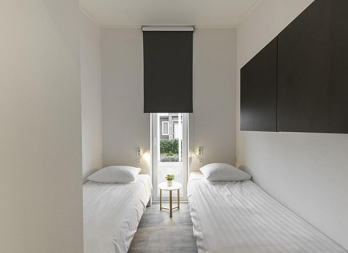 Terras met eettafel bij Vakantiehuis Waterresort Oosterschelde huisnr. 85 in Wemeldinge, Zuid-Beveland, omringd door natuur.