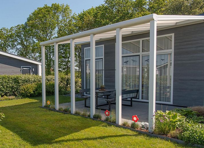 Ferienhaus Waterresort Oosterschelde Haus Nr. 93 in Wemeldinge, umgeben von gruener Natur und Ruhe.