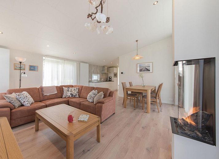 Ferienhaus Waterresort Oosterschelde Haus Nr. 93 in Wemeldinge, umgeben von gruener Natur und Ruhe.