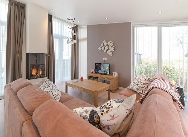 Ferienhaus Waterresort Oosterschelde Haus Nr. 93 in Wemeldinge, umgeben von gruener Natur und Ruhe.