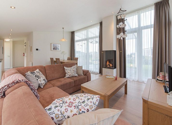 Ferienhaus Waterresort Oosterschelde Haus Nr. 93 in Wemeldinge, umgeben von gruener Natur und Ruhe.