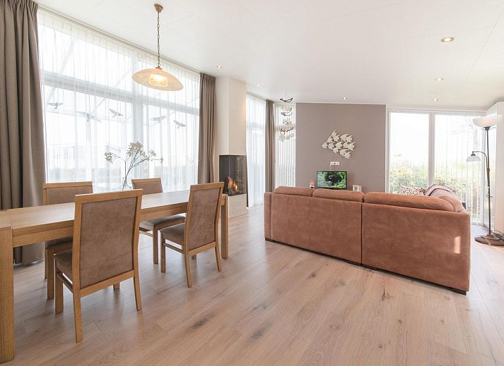 Gemuetliches Interieur des Ferienhauses Waterresort Oosterschelde Haus Nr. 93 in Wemeldinge, mit Kamin.