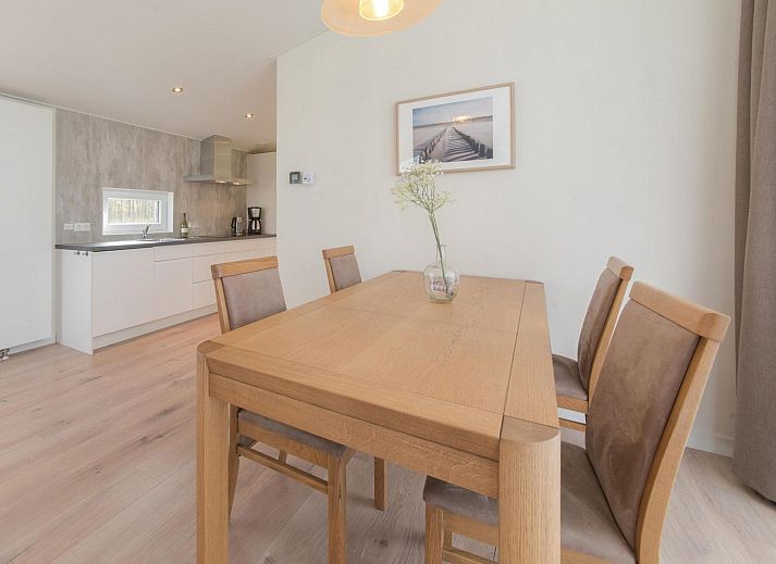 Gemuetliches Interieur des Ferienhauses Waterresort Oosterschelde Haus Nr. 93 in Wemeldinge, mit Kamin.