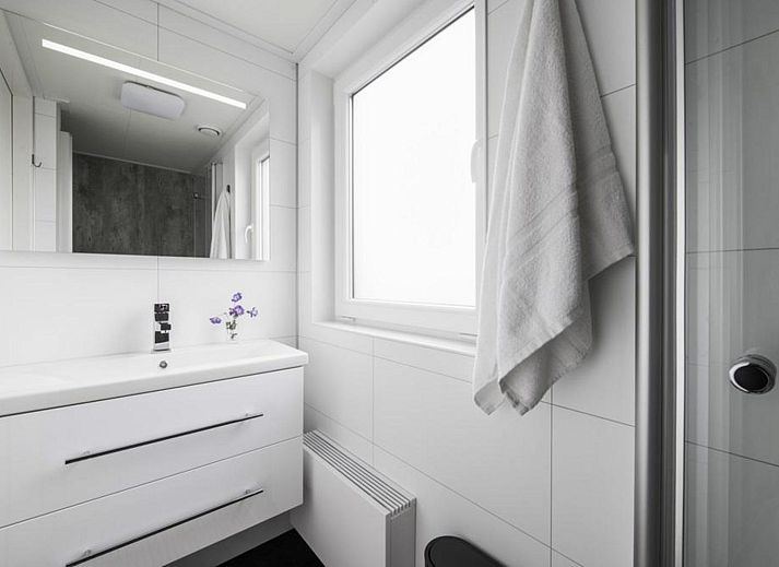 Gemuetliches Wohnzimmer des Ferienhauses Waterresort Oosterschelde Haus Nr. 71 in Wemeldinge, mit viel Tageslicht.