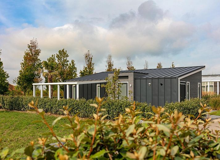 Green garden at Holiday home Waterresort Oosterschelde, house no. 80 in Wemeldinge, South Beveland, perfect for relaxation.