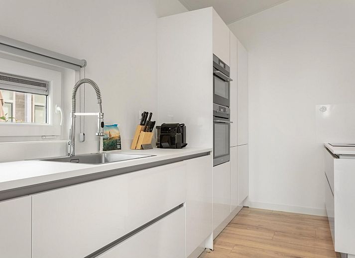 Stylish living room in Holiday home Waterresort Oosterschelde, house no. 80 in Wemeldinge, South Beveland with modern furnishings.