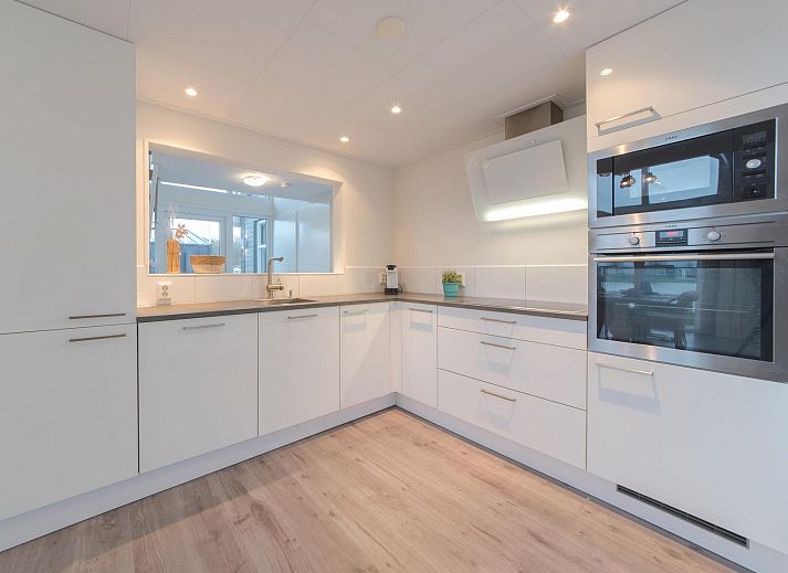 Sonnige Terrasse im Ferienhaus Waterresort Oosterschelde - Haus Nr. 16 in Zuid-Beveland, ideal zum Entspannen.