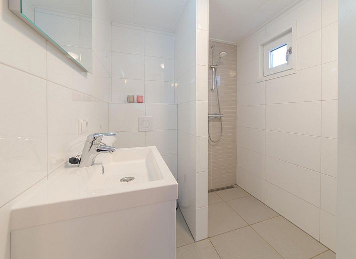 Stilvolles Wohnzimmer im Ferienhaus Waterresort Oosterschelde - Haus Nr. 16, Wemeldinge, mit komfortablen Moebeln.