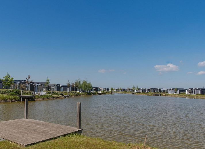 Stilvolles Wohnzimmer im Ferienhaus Waterresort Oosterschelde - Haus Nr. 16, Wemeldinge, mit komfortablen Moebeln.