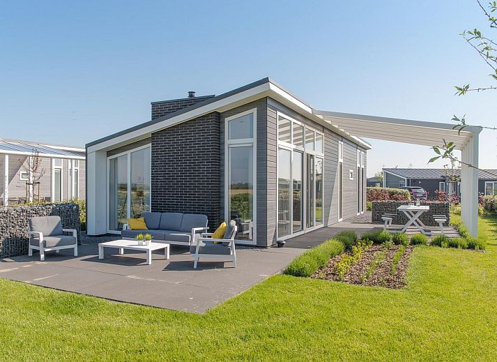 Vakantiehuis Waterresort Oosterschelde huisnr. 39 in Wemeldinge met moderne veranda en groene tuin.