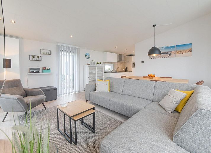 Vakantiehuis Waterresort Oosterschelde huisnr. 39 in Wemeldinge met moderne veranda en groene tuin.