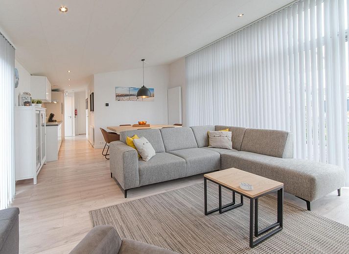 Vakantiehuis Waterresort Oosterschelde huisnr. 39 in Wemeldinge met moderne veranda en groene tuin.