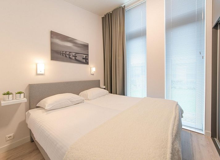 Zijaanzicht van Vakantiehuis Waterresort Oosterschelde huisnr. 39 in Wemeldinge, omgeven door weelderige tuin.