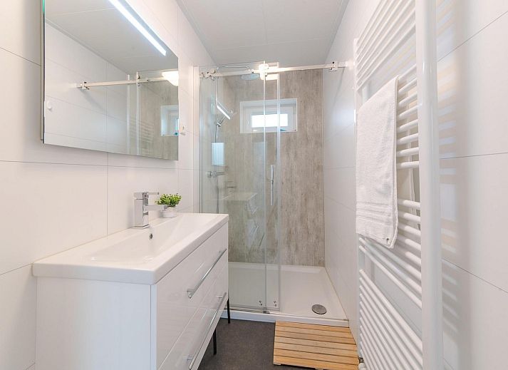 Zijaanzicht van Vakantiehuis Waterresort Oosterschelde huisnr. 39 in Wemeldinge, omgeven door weelderige tuin.