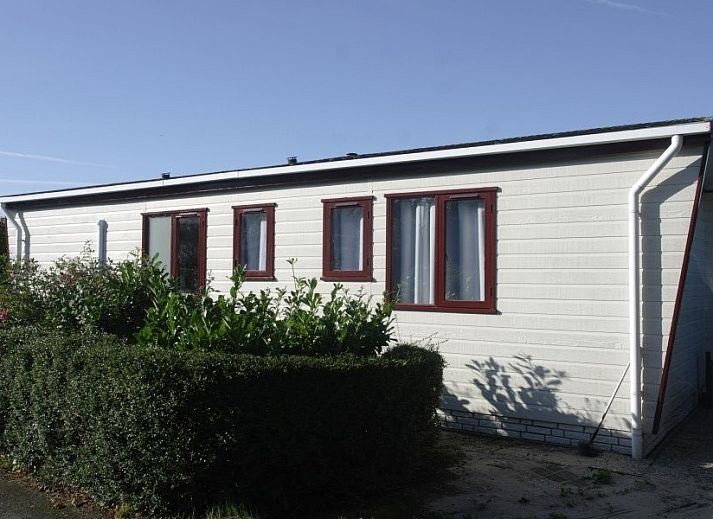 4-Stoeckiges Chalet auf dem Ardoer Camping in Zuid-Beveland, Zeeland mit sonniger Veranda und gruener Umgebung