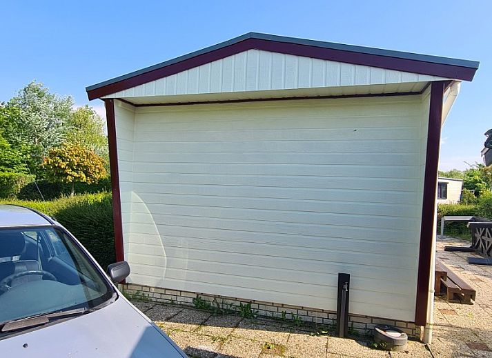 4-Stoeckiges Chalet auf dem Ardoer Camping in Zuid-Beveland, Zeeland mit sonniger Veranda und gruener Umgebung